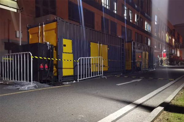 鹤山柴油发电机组的输出电压是如何调节的？